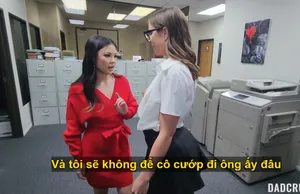 Bố dượng trúng số trả bài cùng lúc con chim nhỏ và em trợ lý riêng