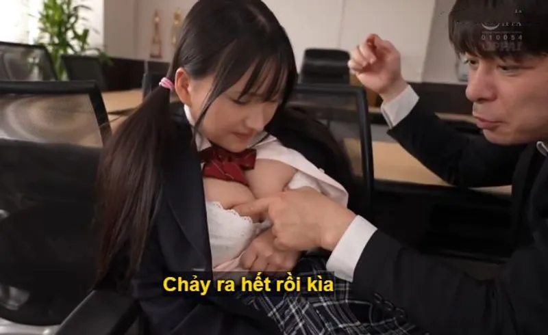 Suốt 3 năm trời, thầy giáo rèn luyện cô học trò ngực đẹp thành “ bình chứa tinh”