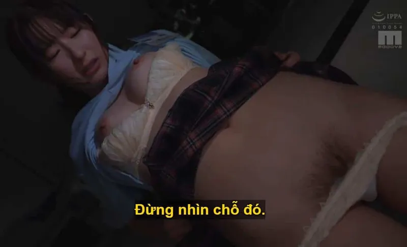 Ông chủ mưu tính "làm tình" cô nhân viên dưới quyền kiêu kỳ lười nhác, suốt ngày bận rộn chat chit cùng người yêu.